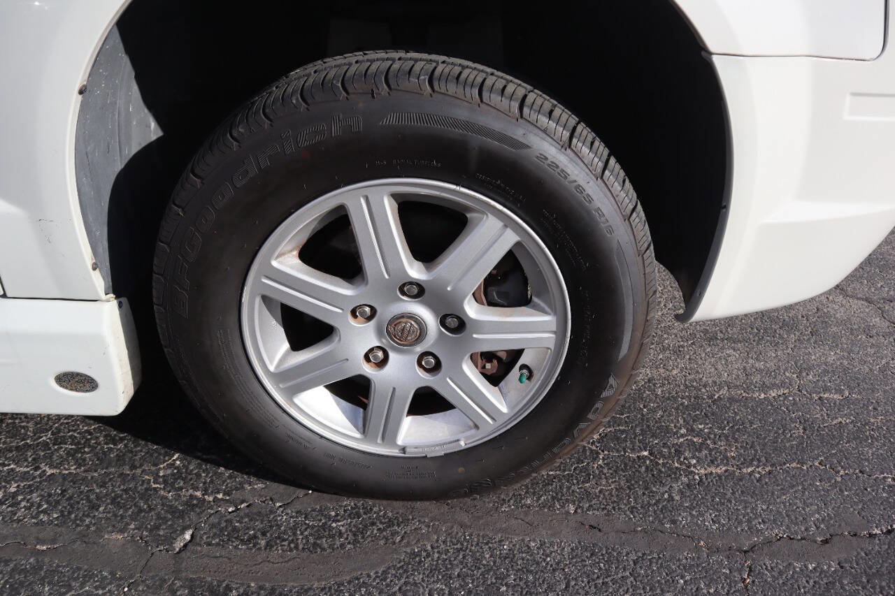 Used 2010 Chrysler Town & Country Touring image 40