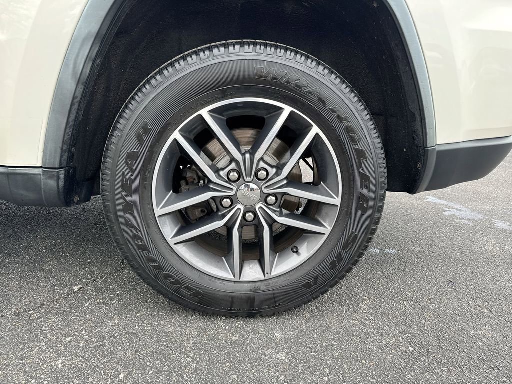 Used 2011 Jeep Grand Cherokee Laredo image 26