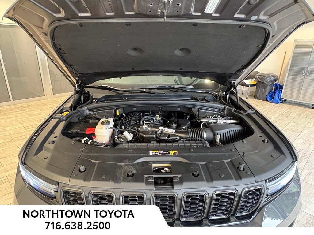 Used 2023 Jeep Grand Cherokee Altitude AWD/4WD image 12