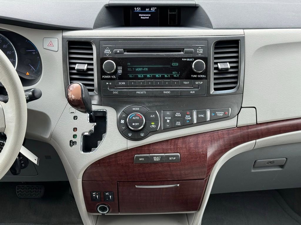 Used 2013 Toyota Sienna XLE image 21