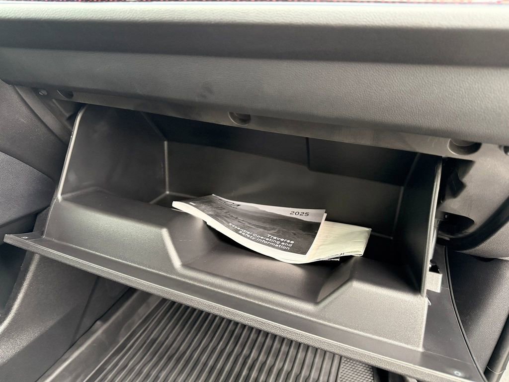 Used 2025 Chevrolet Traverse RS image 36