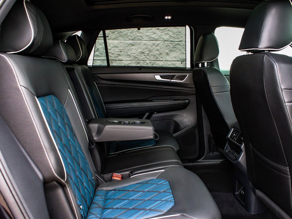 Used 2025 Volkswagen Atlas Cross Sport SEL Premium R-Line image 40