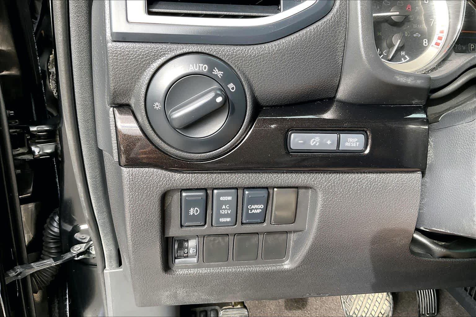 Used 2019 Nissan Titan SV w/ SV Convenience Package RWD image 32