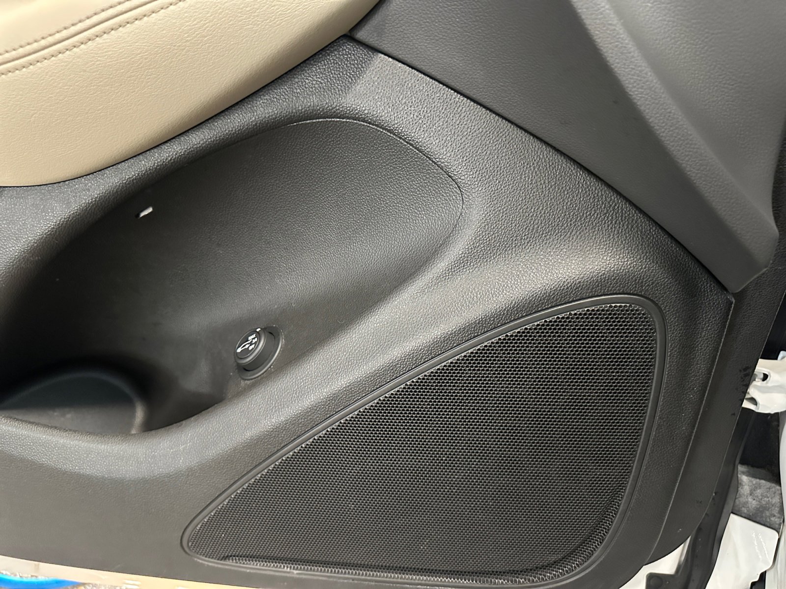 Used 2019 Buick Envision Essence FWD image 28