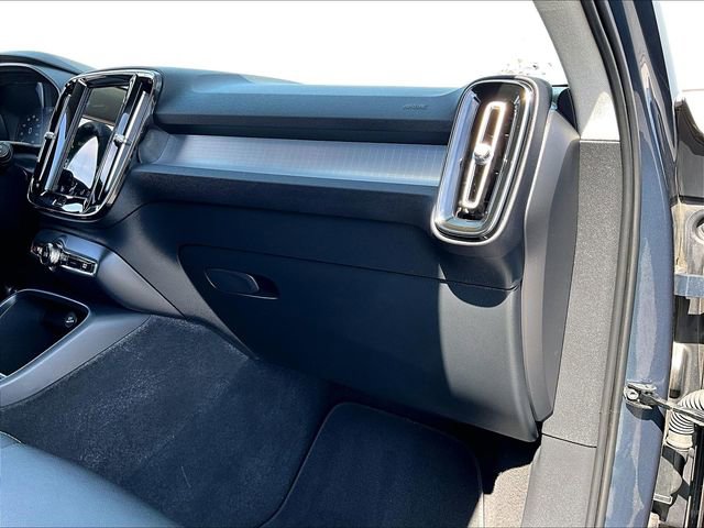 Used 2021 Volvo XC40 T5 Momentum w/ Premium Package image 13