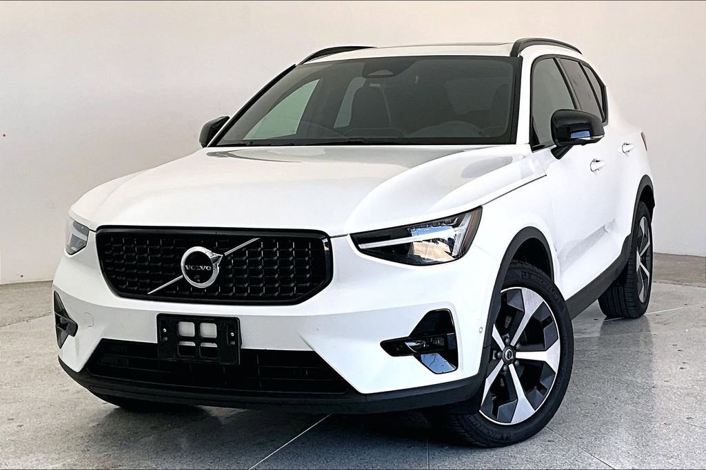 Certified 2025 Volvo XC40 B5 Plus image 16
