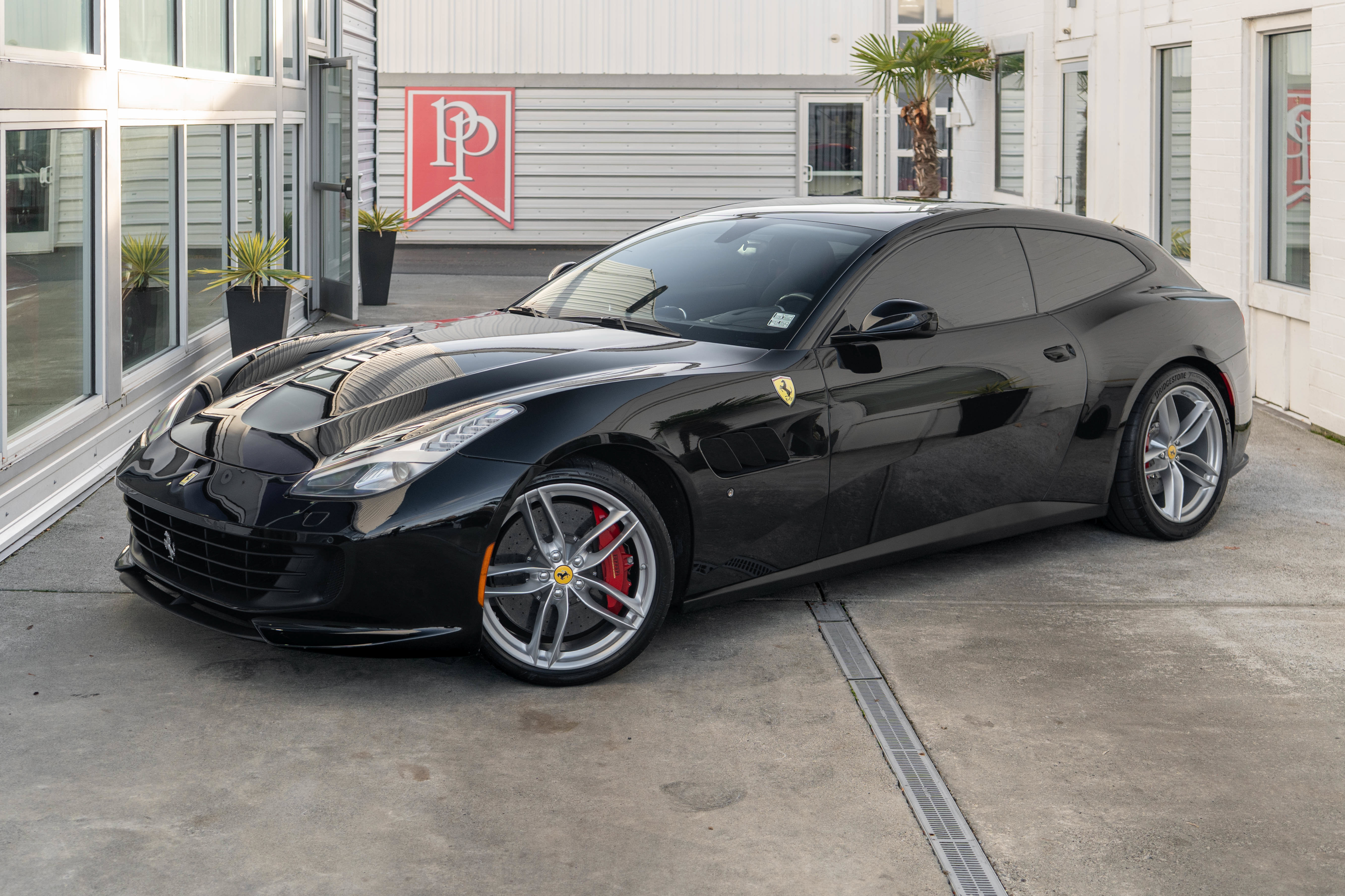 Used 2018 Ferrari GTC4Lusso T RWD image 2