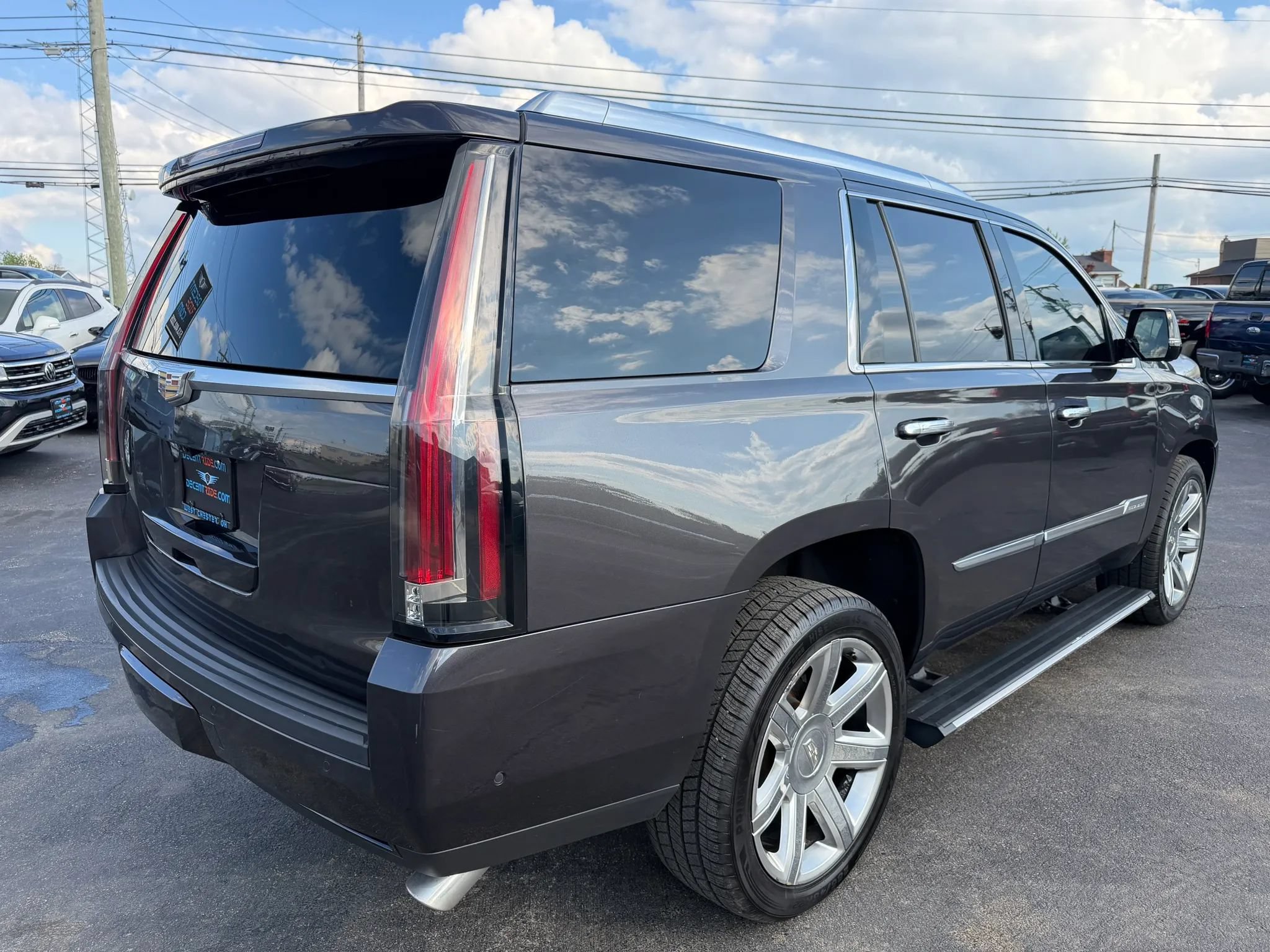 Used 2017 Cadillac Escalade Premium Luxury AWD/4WD image 3