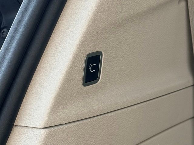 Used 2023 Chrysler Pacifica Touring-L image 27