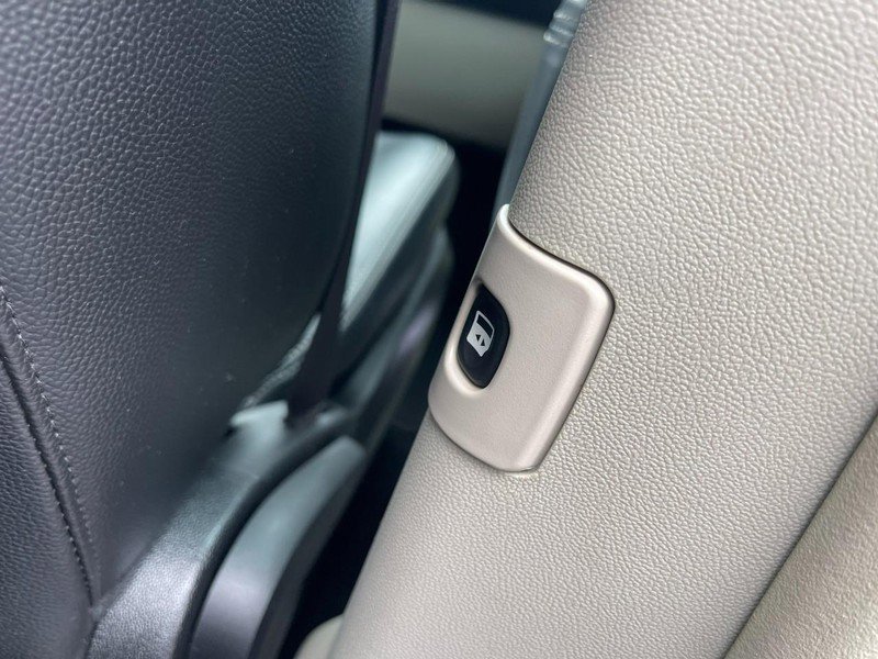 Used 2016 Chrysler Town & Country Touring w/ Driver Convenience Group image 15