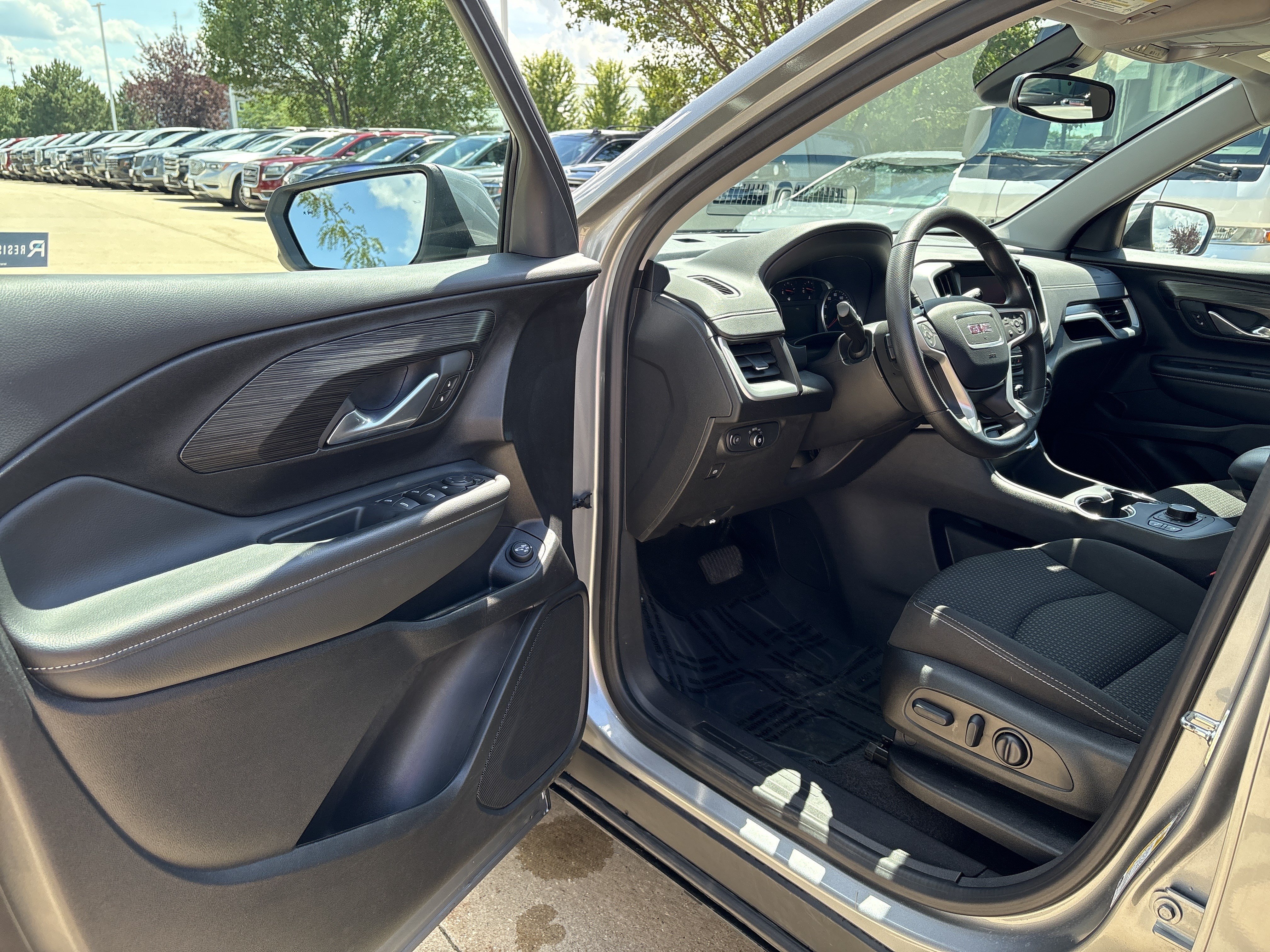 Used 2024 GMC Terrain SLE w/ Driver Convenience Package AWD/4WD image 17