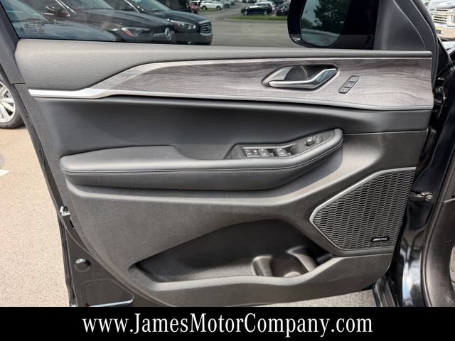 Used 2025 Jeep Grand Cherokee Limited w/ Luxury Tech Group II AWD/4WD image 12