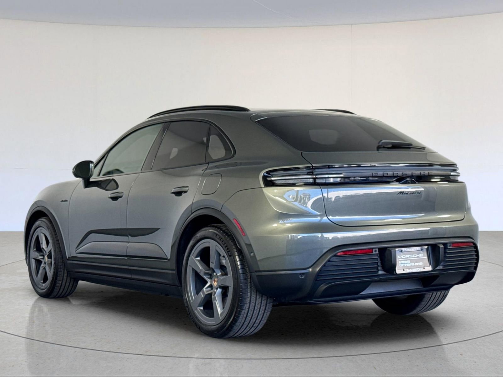 Used 2025 Porsche Macan 4 Electric image 3
