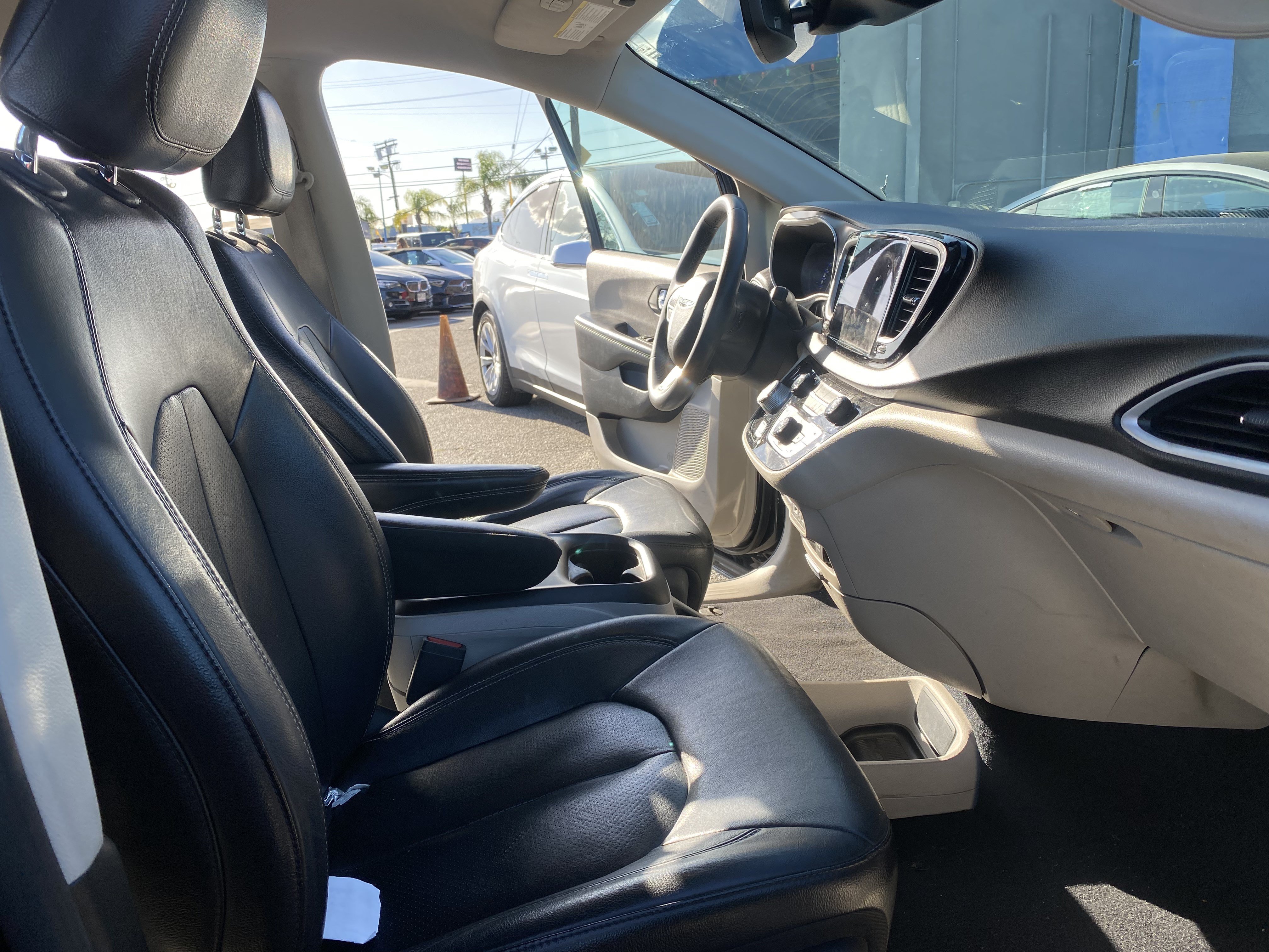 Used 2022 Chrysler Pacifica Touring-L FWD image 21