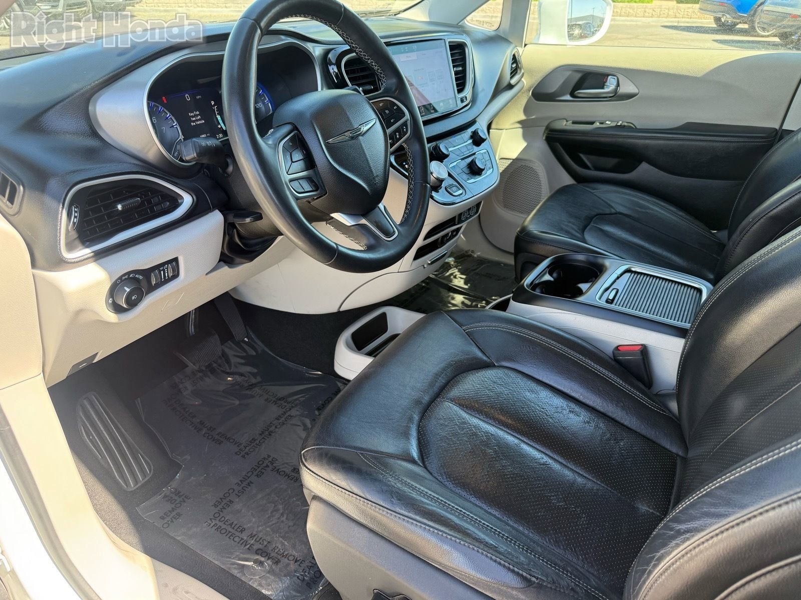 Used 2022 Chrysler Pacifica Touring-L image 12
