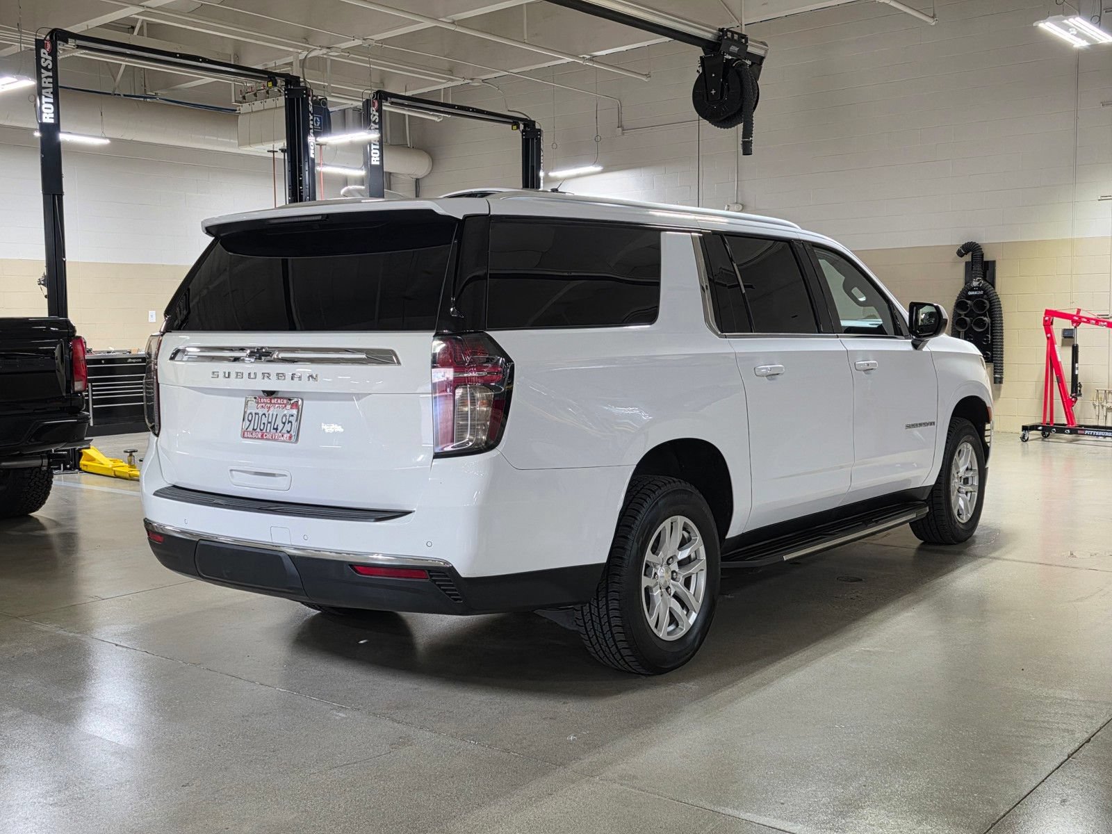 Used 2023 Chevrolet Suburban LS RWD image 7