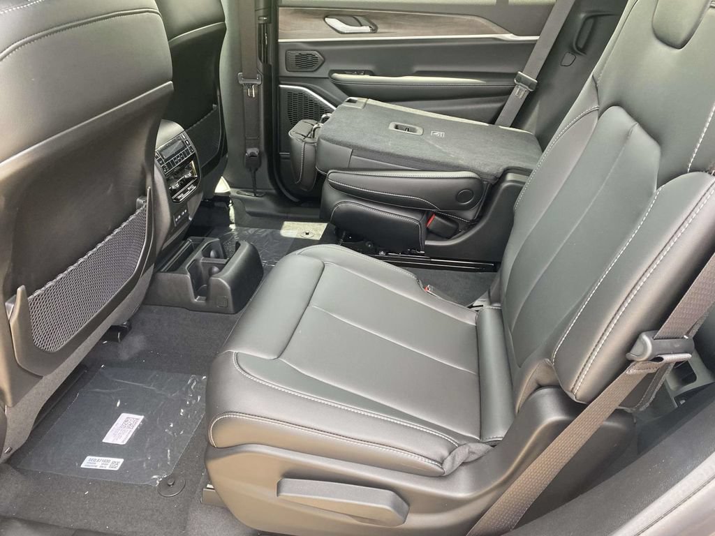 New 2026 Jeep Grand Cherokee L Limited w/ Limited Altitude Package AWD/4WD image 10