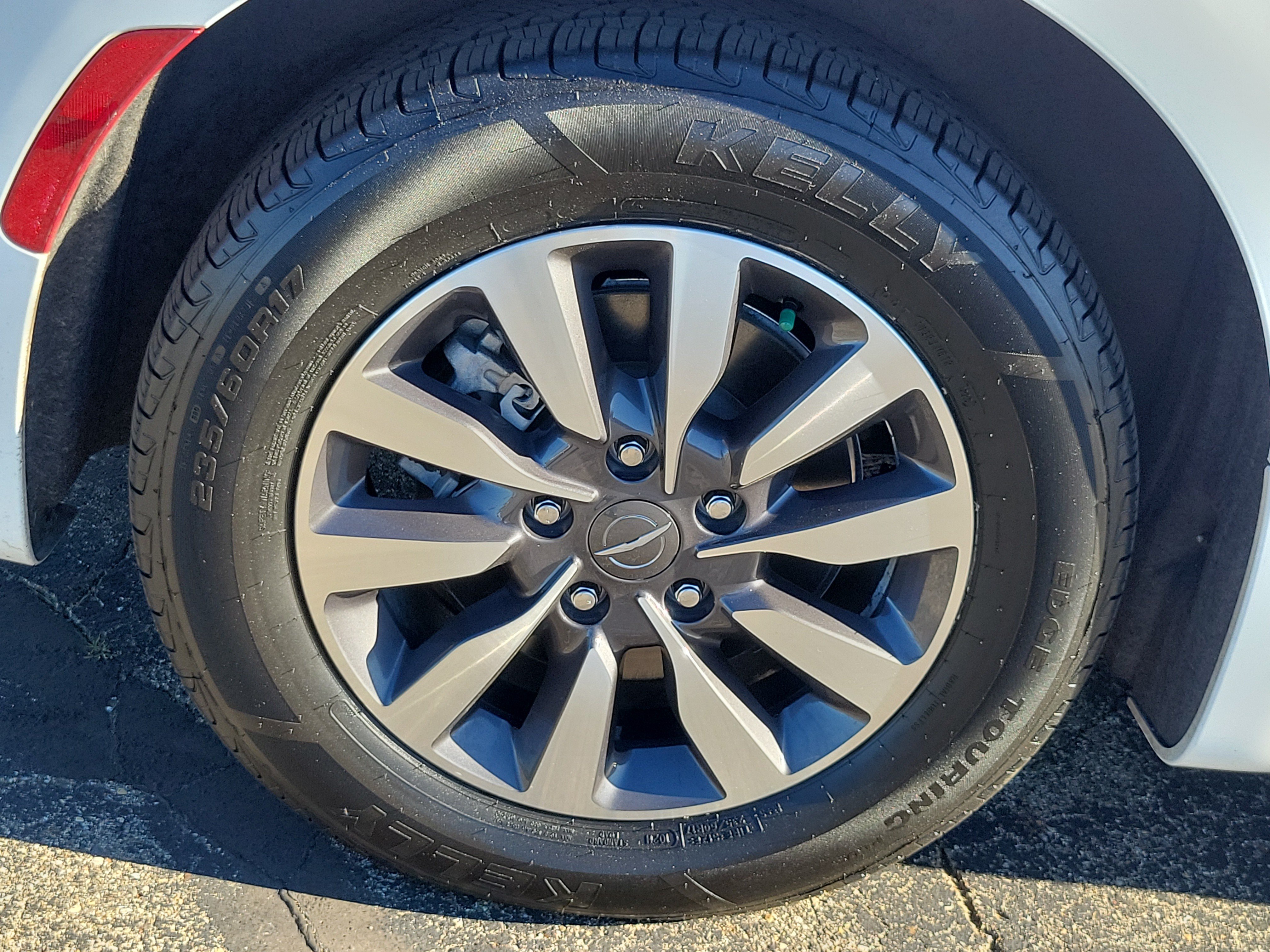 Used 2021 Chrysler Pacifica Limited w/ Uconnect Theater Family Group FWD image 5
