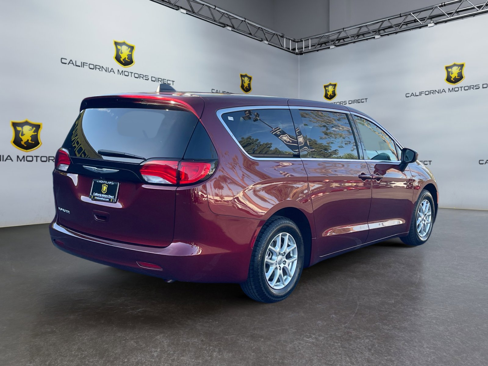 Used 2022 Chrysler Voyager LX image 5
