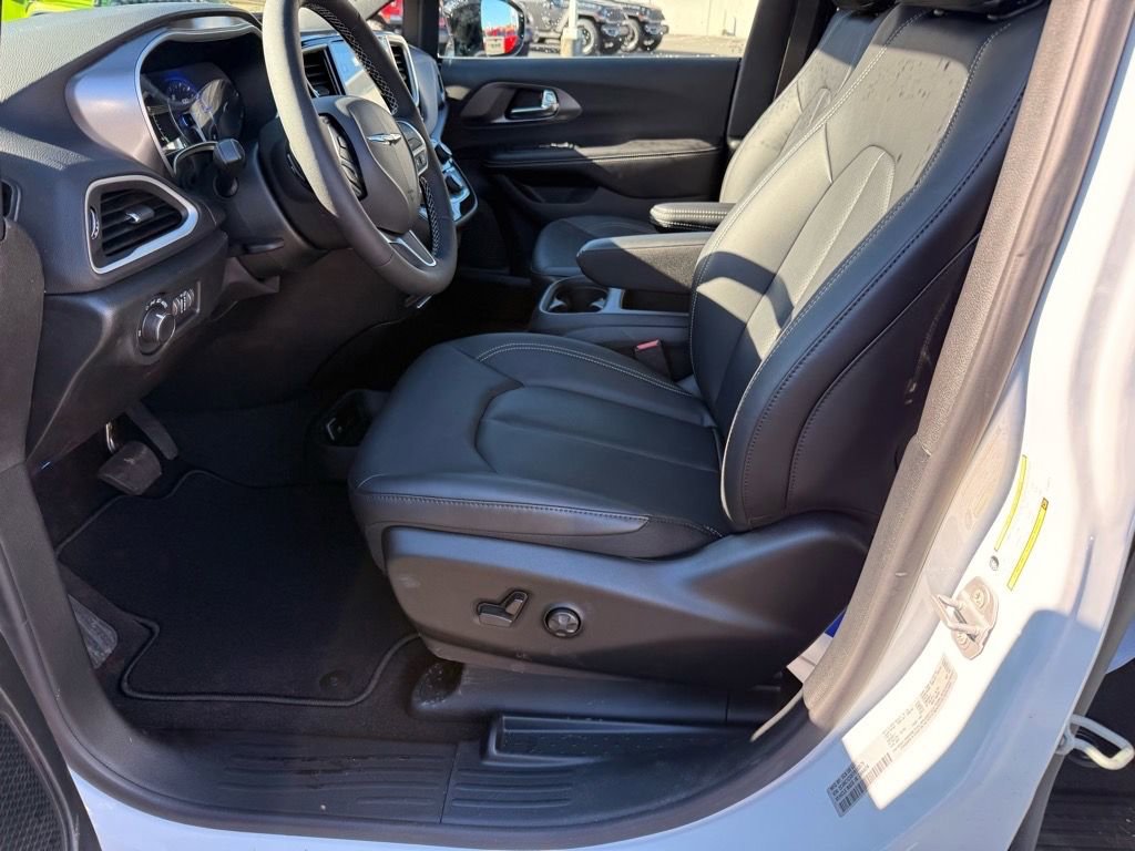 New 2026 Chrysler Voyager LX FWD image 7