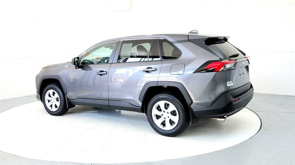Used 2023 Toyota RAV4 LE AWD/4WD image 4