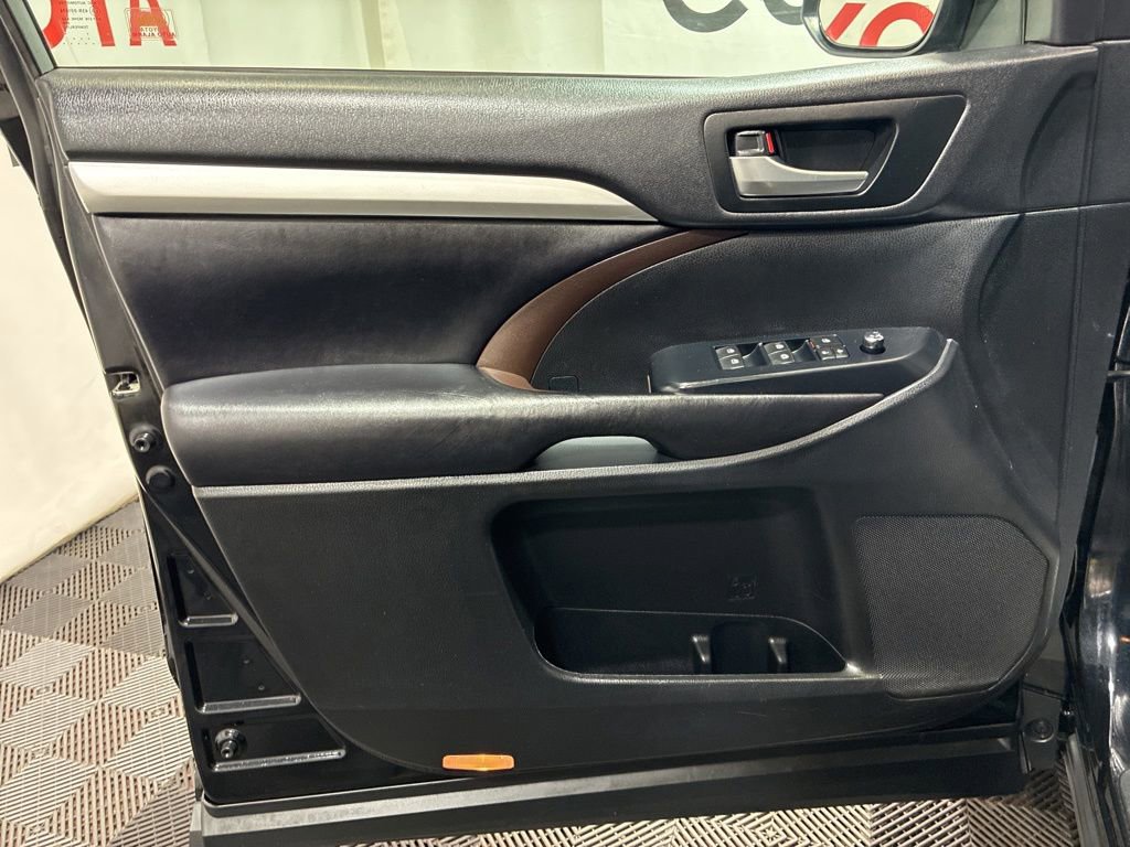 Used 2019 Toyota Highlander XLE w/ Protection Package #3 AWD/4WD image 23