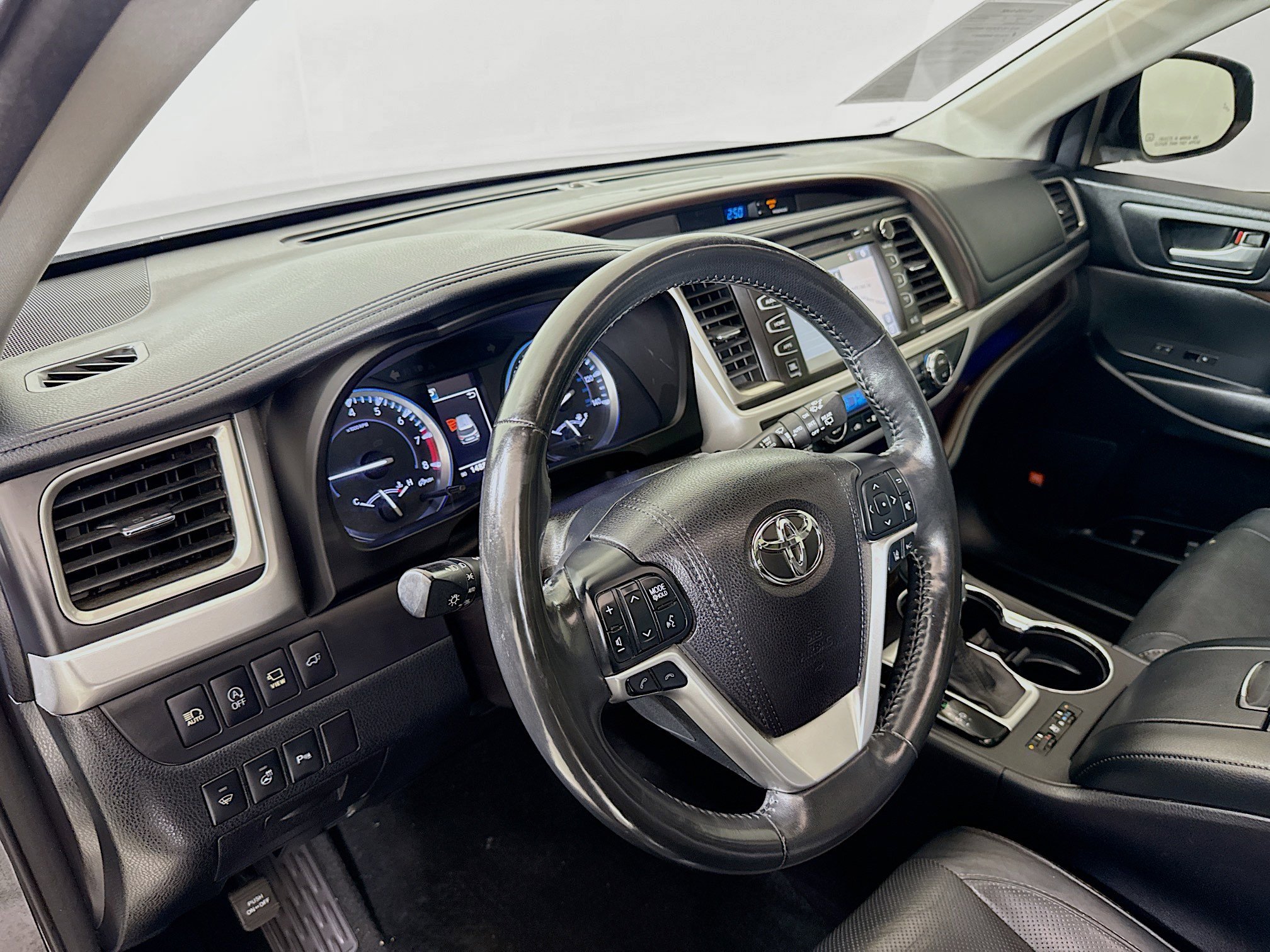Used 2017 Toyota Highlander Limited Platinum AWD/4WD image 9