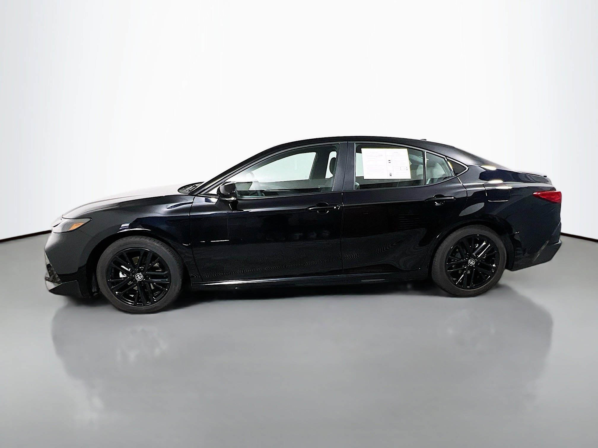 Used 2025 Toyota Camry SE FWD image 9