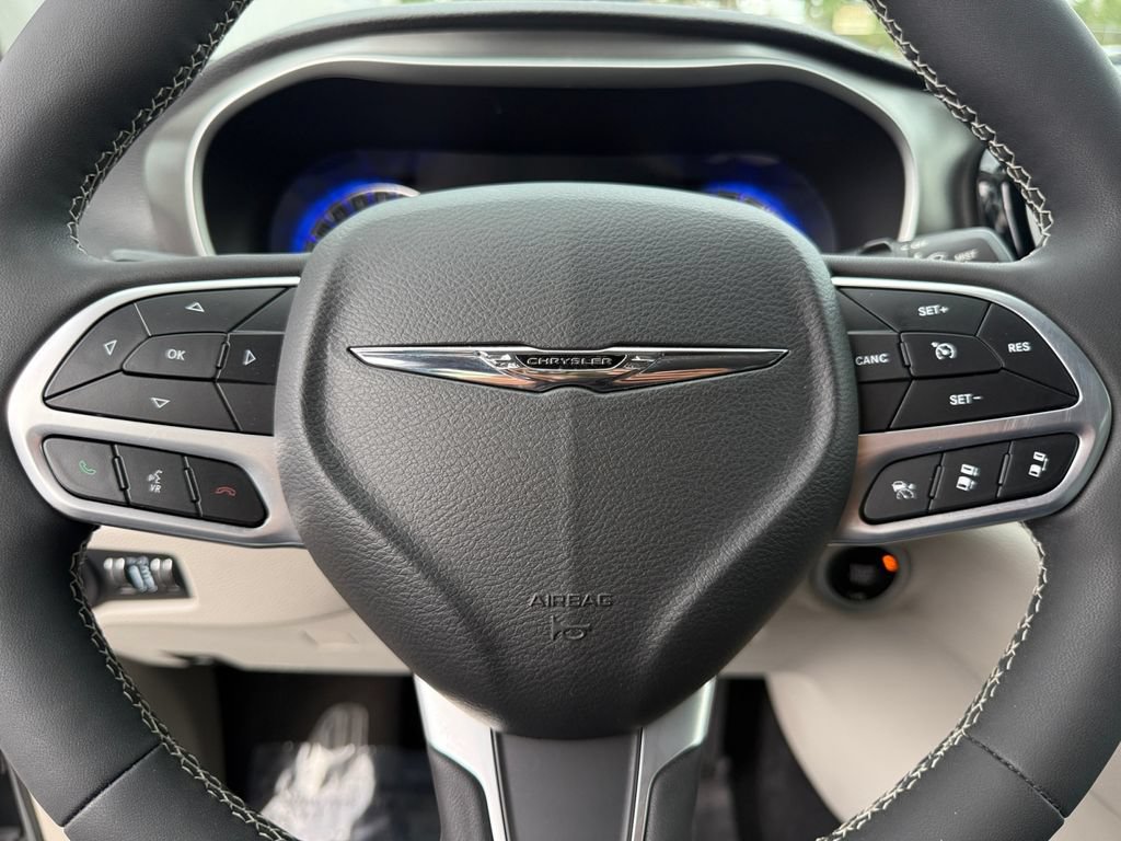 Used 2022 Chrysler Pacifica Touring-L w/ Uconnect Theater Family Group AWD/4WD image 22