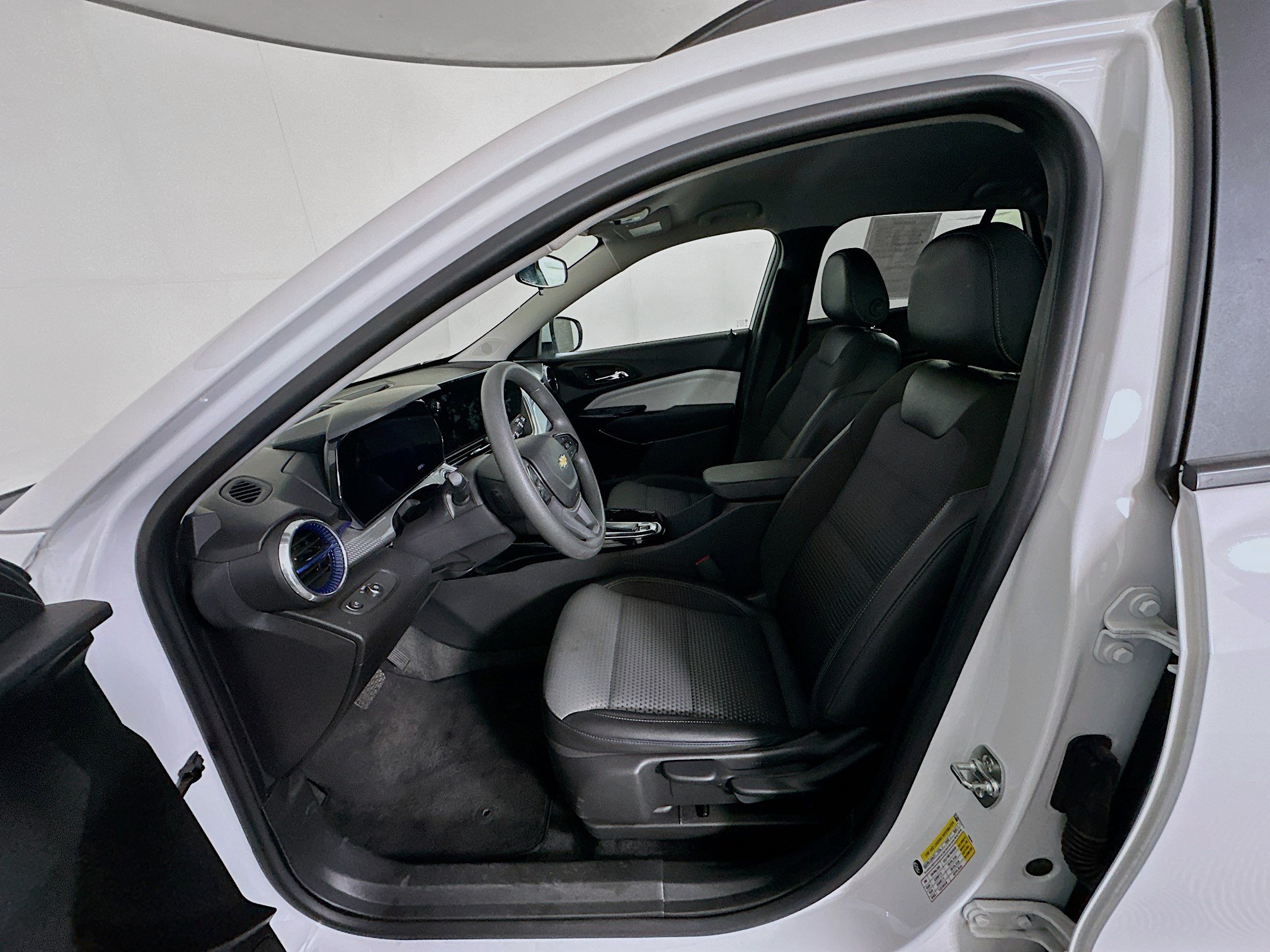 Used 2025 Chevrolet Trax LT FWD image 13