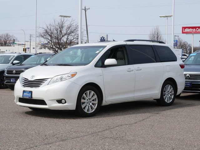 Used 2017 Toyota Sienna XLE image 3