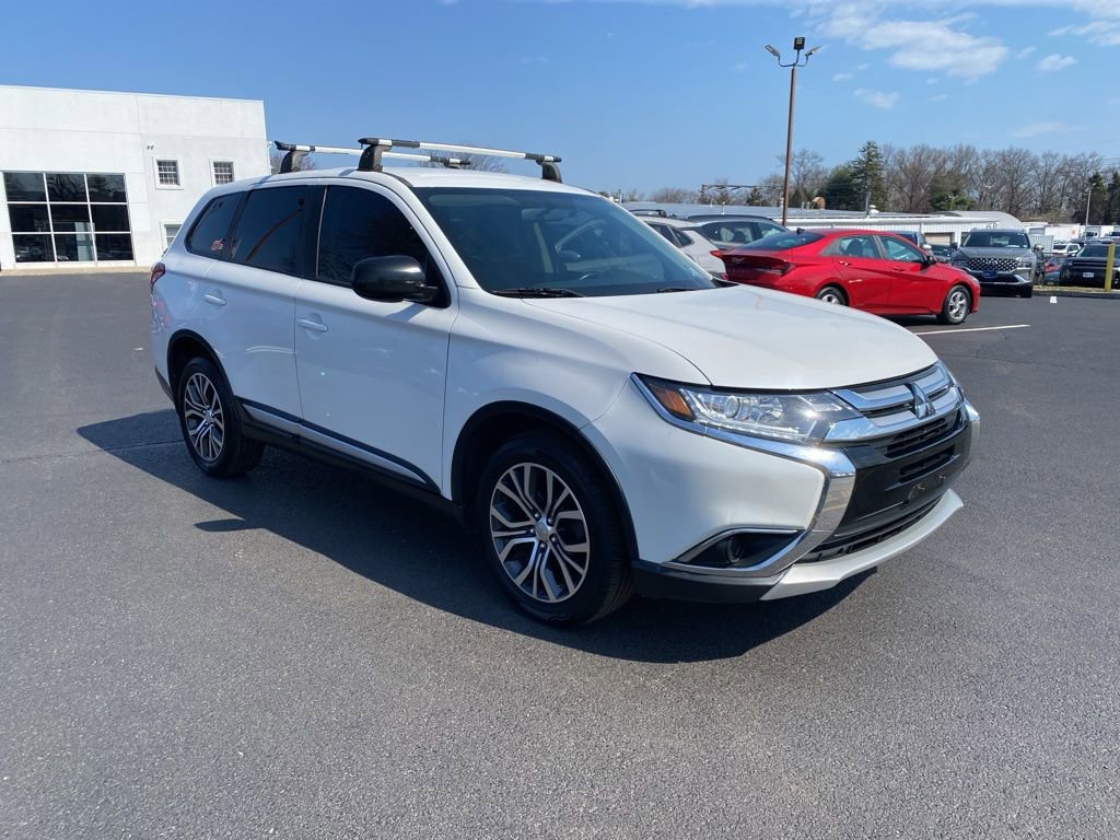 Used 2017 Mitsubishi Outlander ES image 1