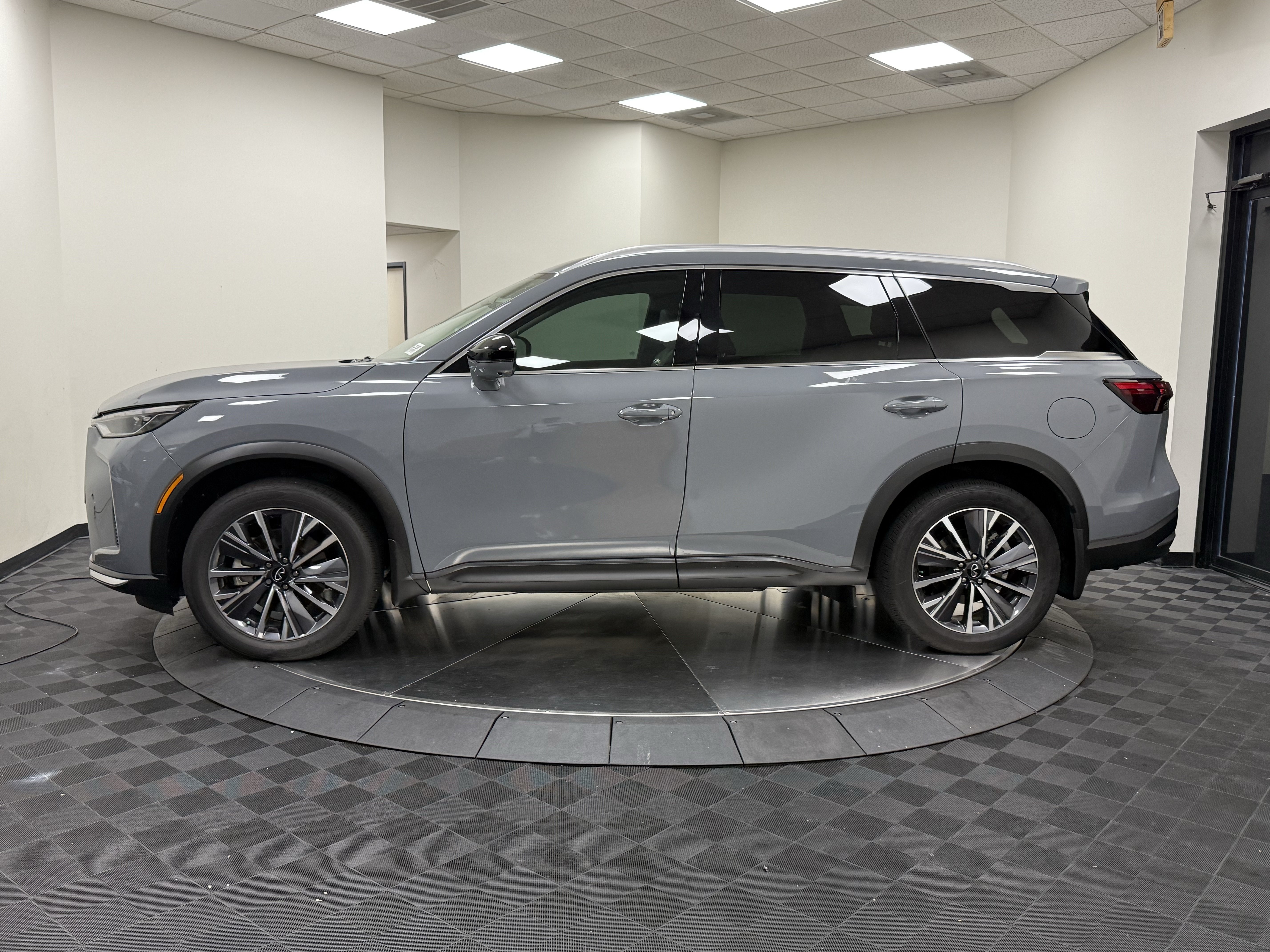 Certified 2027 INFINITI QX60 Luxe w/ Cargo Package FWD image 4