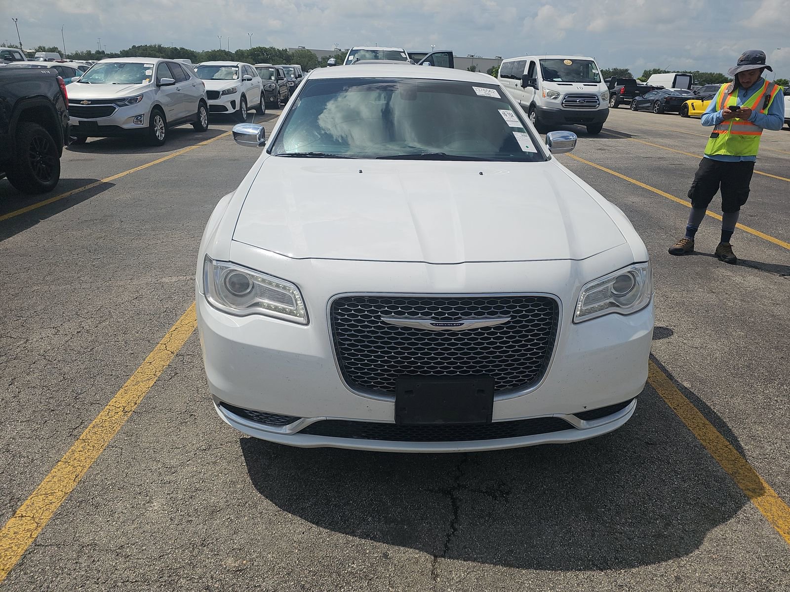 Used 2020 Chrysler 300 Touring w/ Chrome Appearance Package RWD image 2