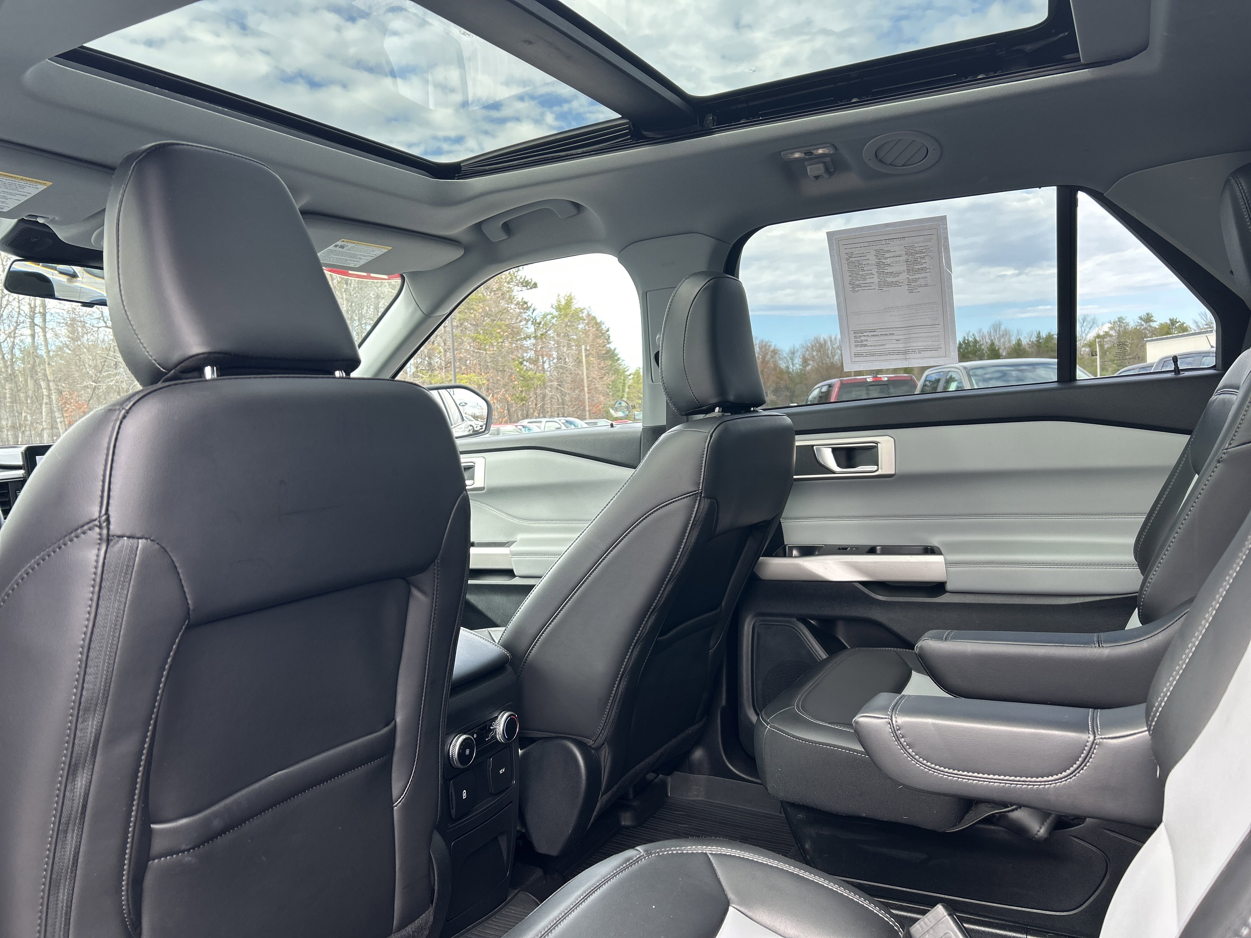Used 2022 Ford Explorer XLT w/ XLT Sport Appearance Package image 12