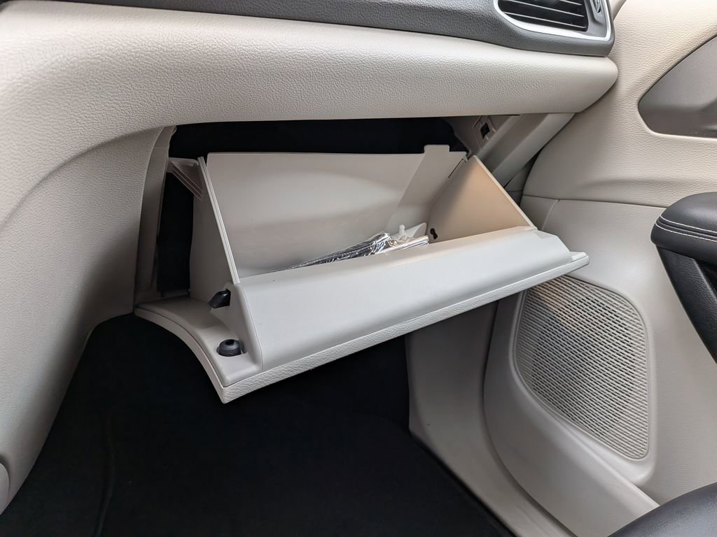 Used 2024 Chrysler Pacifica Touring-L image 23