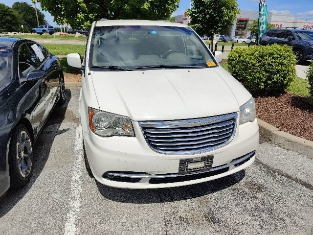 Used 2013 Chrysler Town & Country Touring FWD image 11