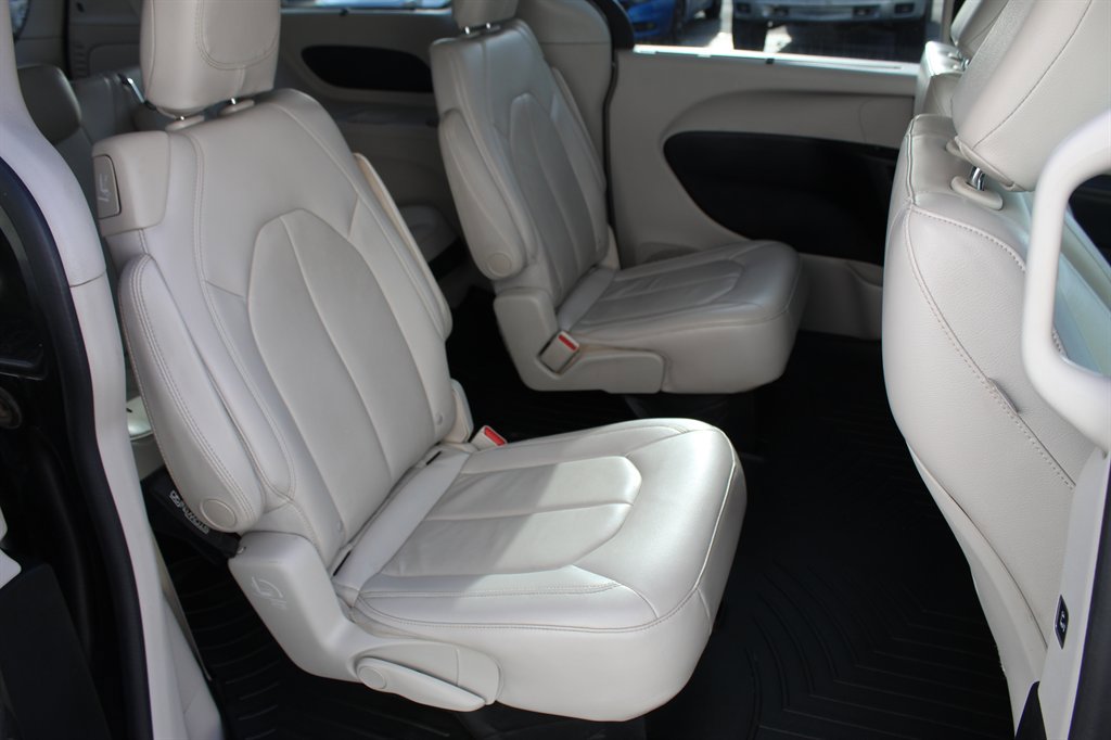 Used 2017 Chrysler Pacifica Touring-L FWD image 13