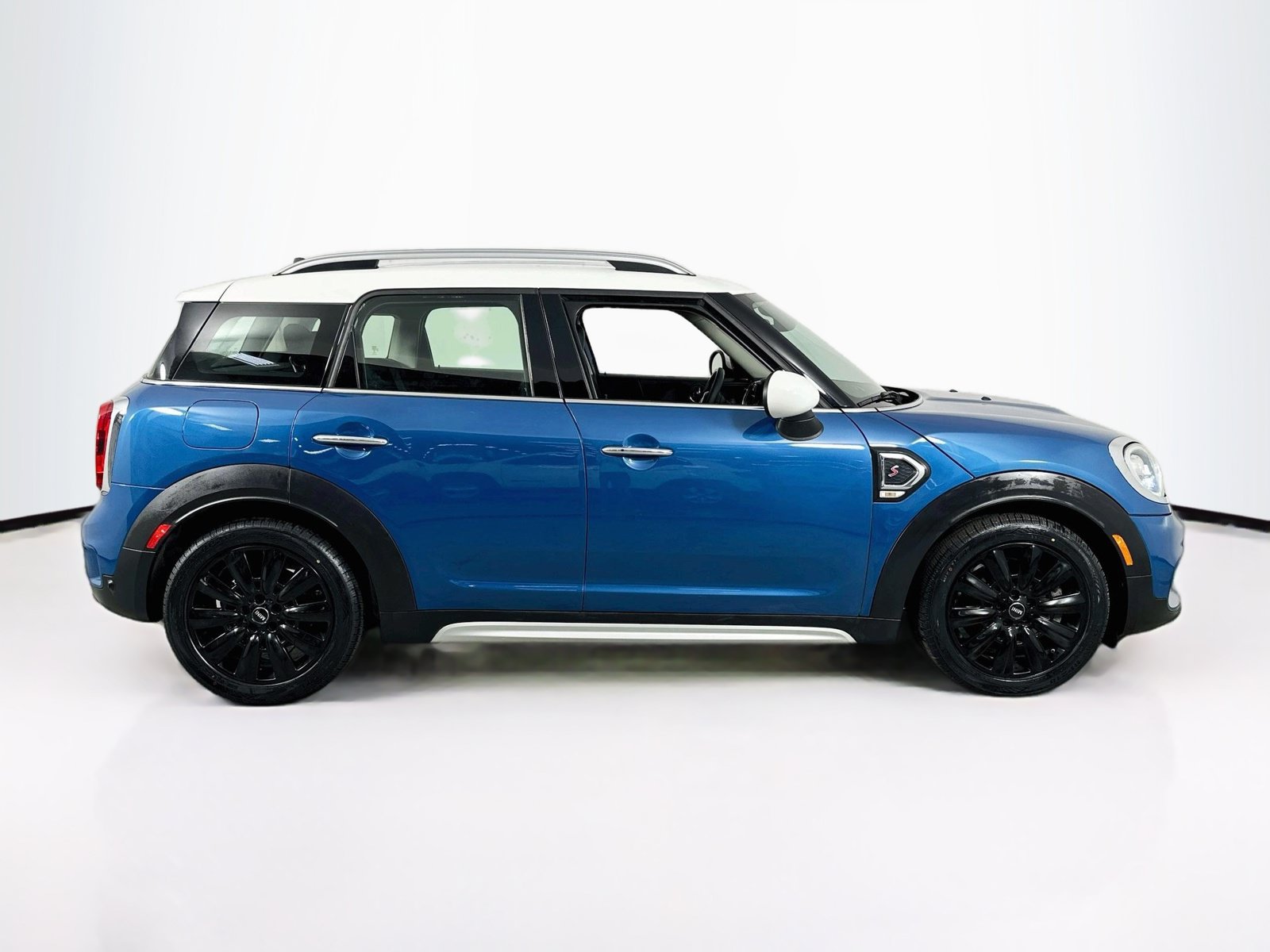 Used 2019 MINI Cooper Countryman S w/ Premium Package FWD image 4