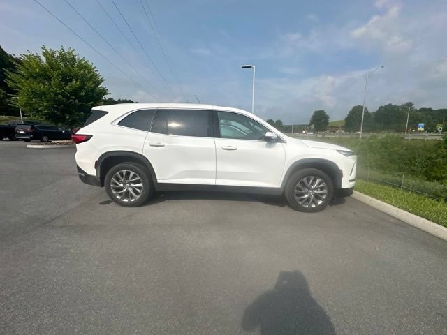 Used 2025 Buick Enclave Preferred AWD/4WD image 2