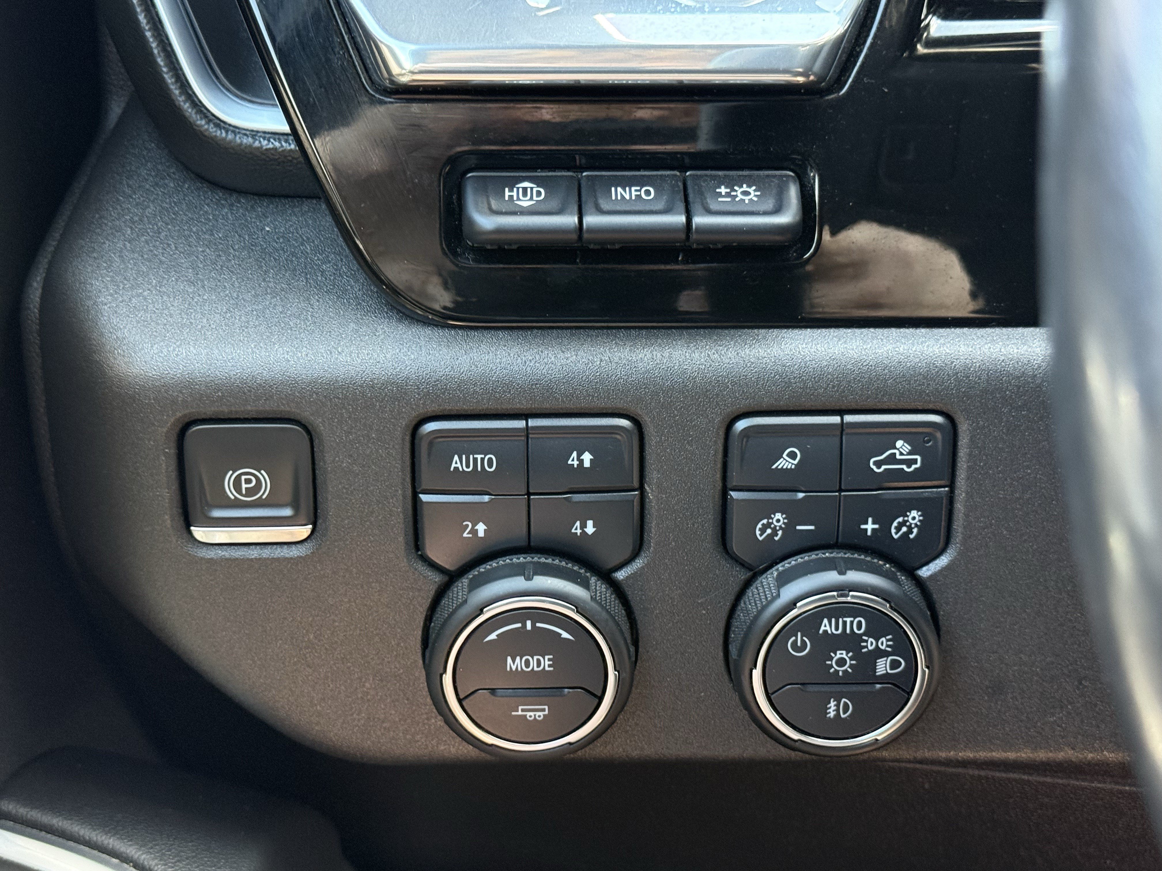 Used 2023 Chevrolet Silverado 1500 High Country w/ High Country Premium Package AWD/4WD image 34