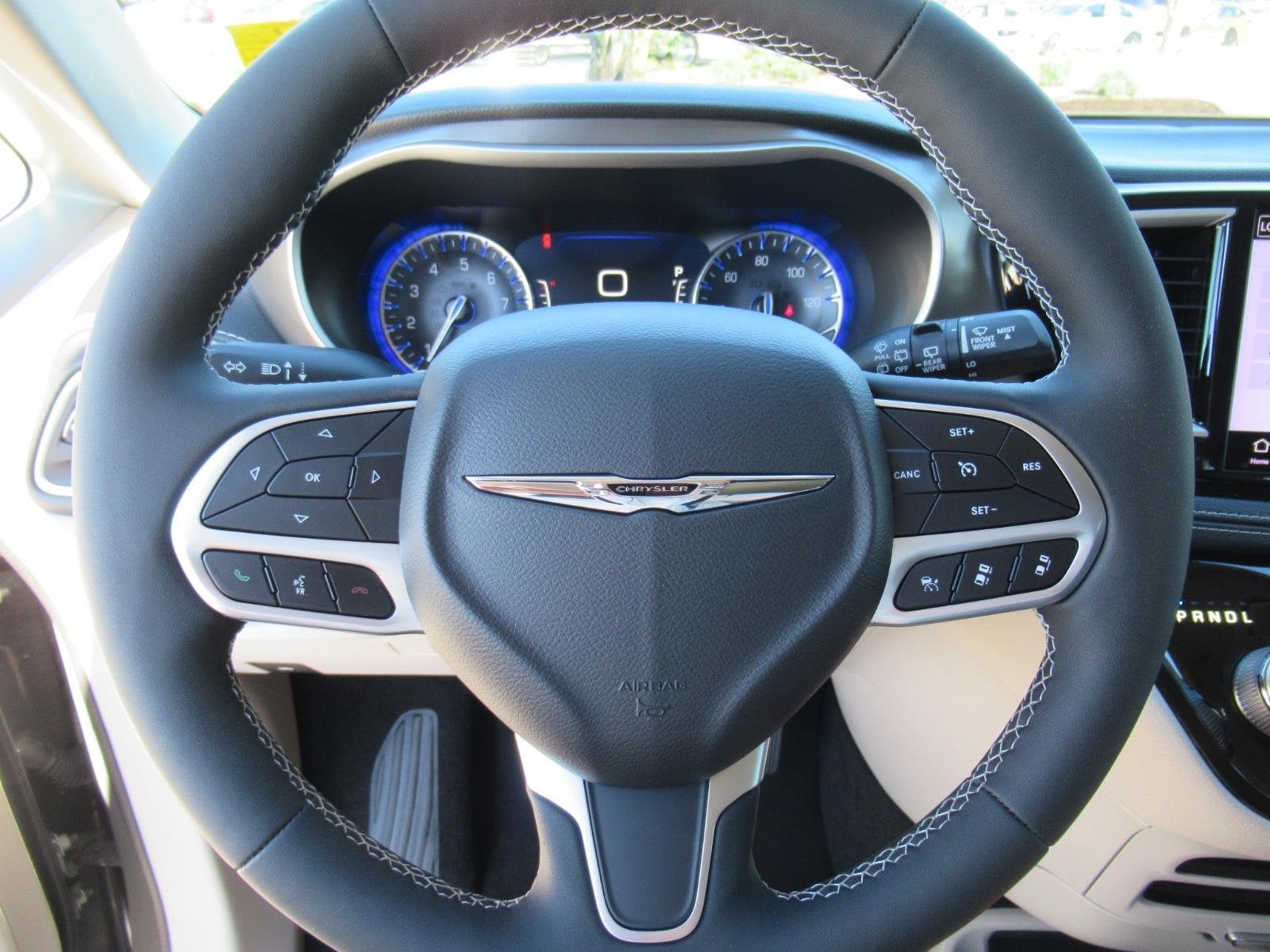 Used 2022 Chrysler Pacifica Touring-L AWD/4WD image 19