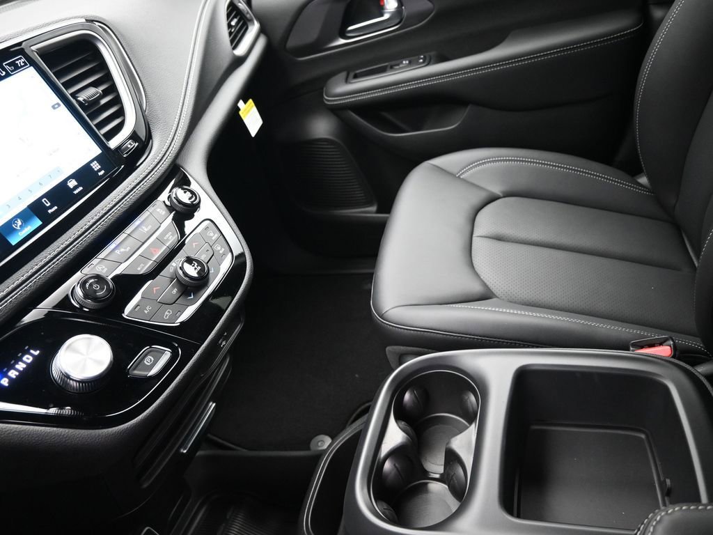 New 2026 Chrysler Pacifica Select AWD/4WD image 16