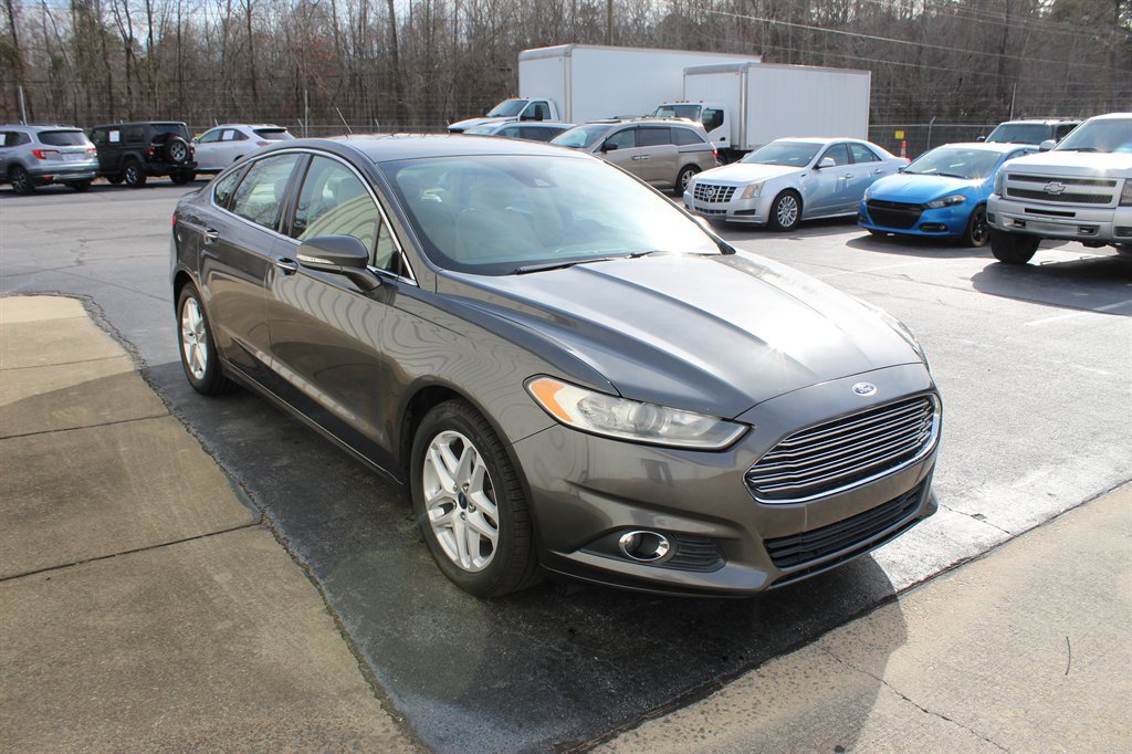 Used 2016 Ford Fusion SE w/ Equipment Group 202A FWD image 2