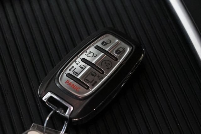 Used 2023 Chrysler Pacifica Touring-L FWD image 39