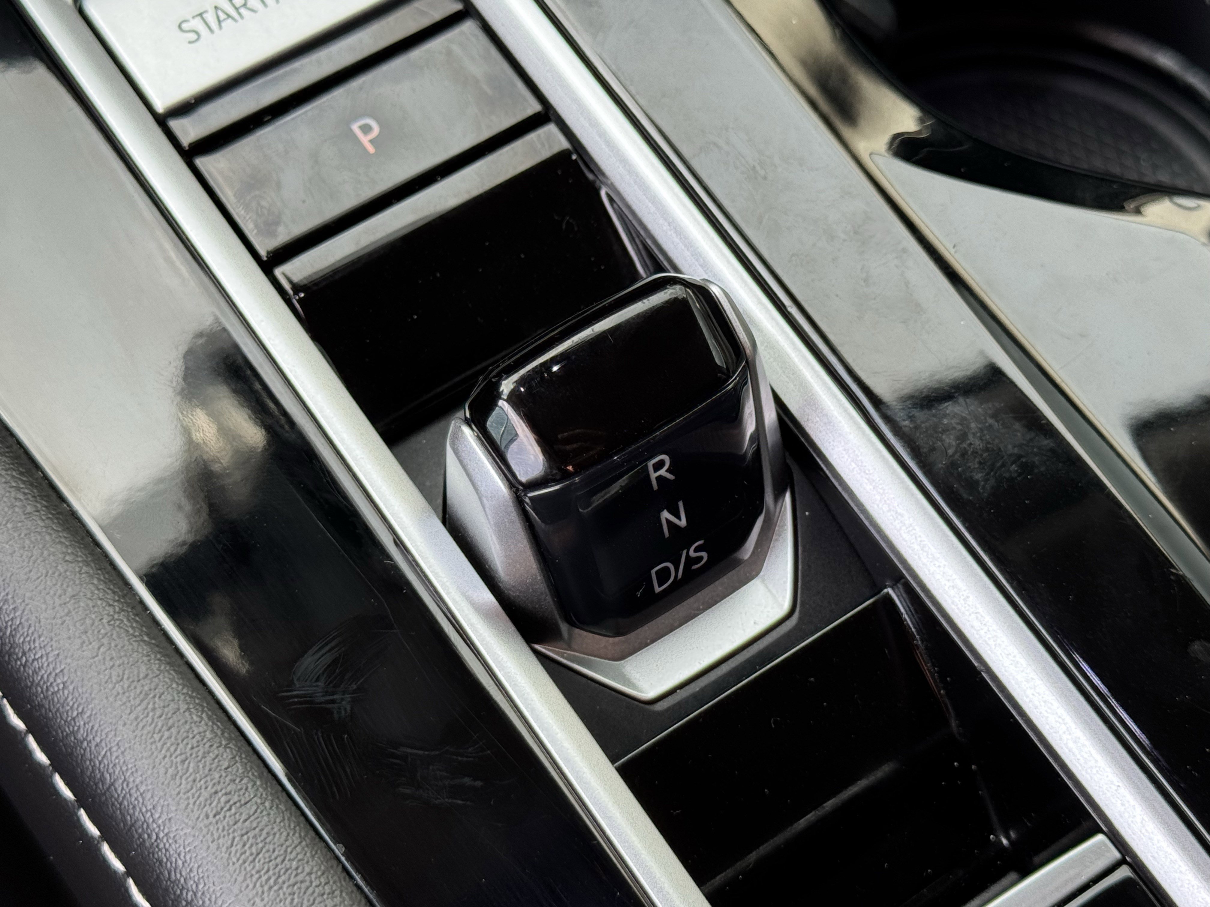 Used 2025 Volkswagen Atlas SE FWD image 21