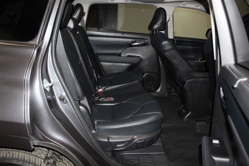 Used 2021 Toyota Highlander XLE AWD/4WD image 30