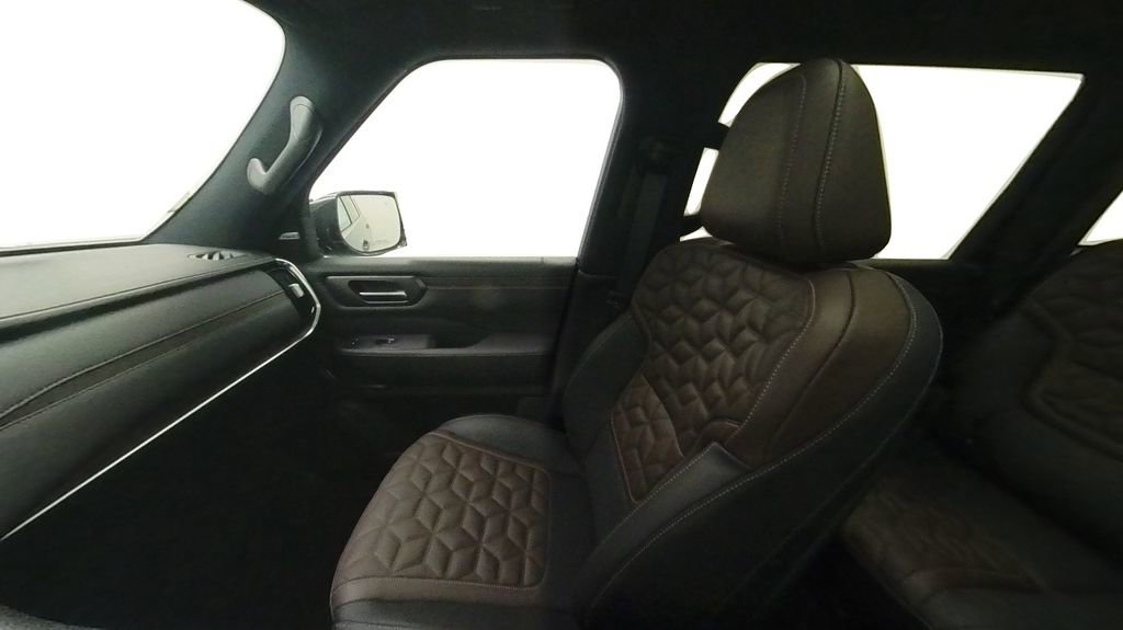 New 2025 Nissan Armada Platinum Reserve image 32