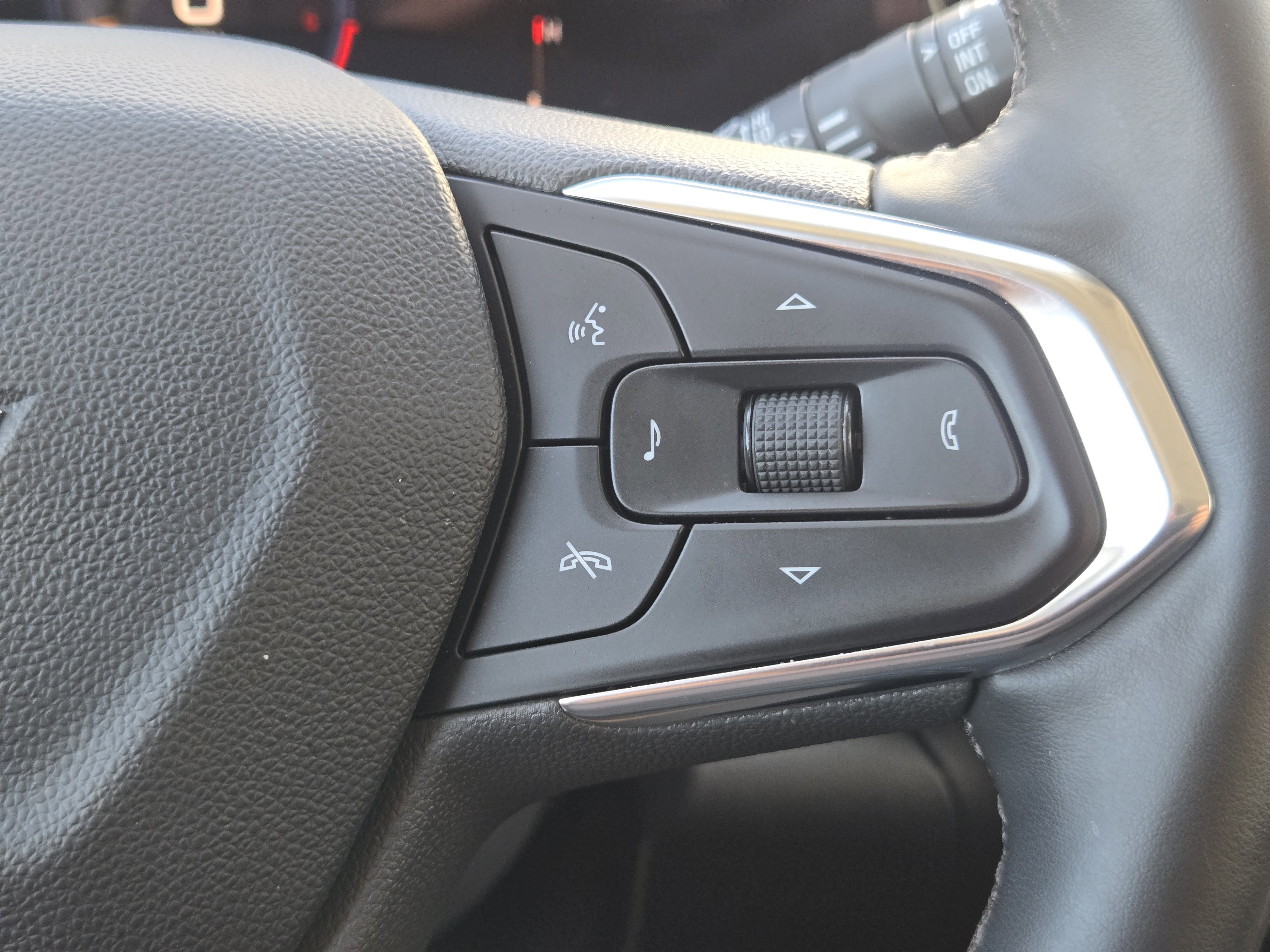 Used 2025 Chevrolet Trax LT w/ LT Convenience Package FWD image 32