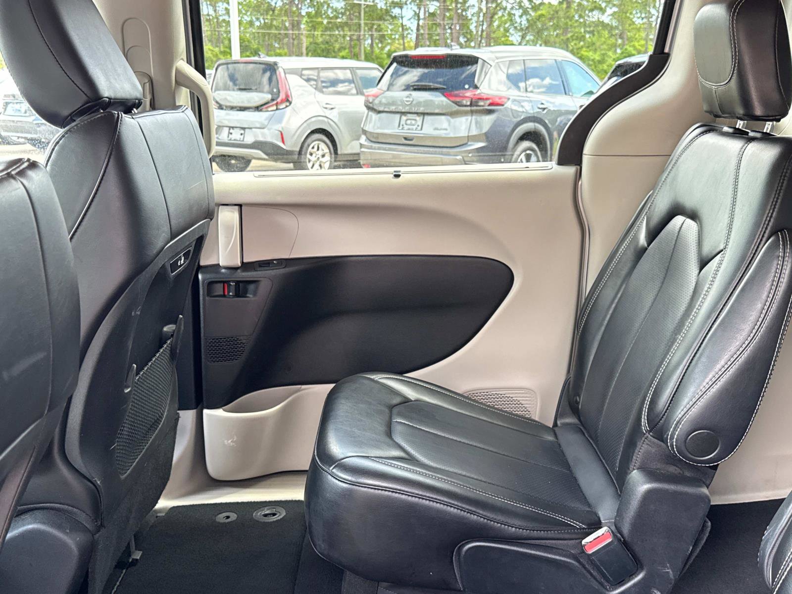 Certified 2023 Chrysler Pacifica Touring-L image 14